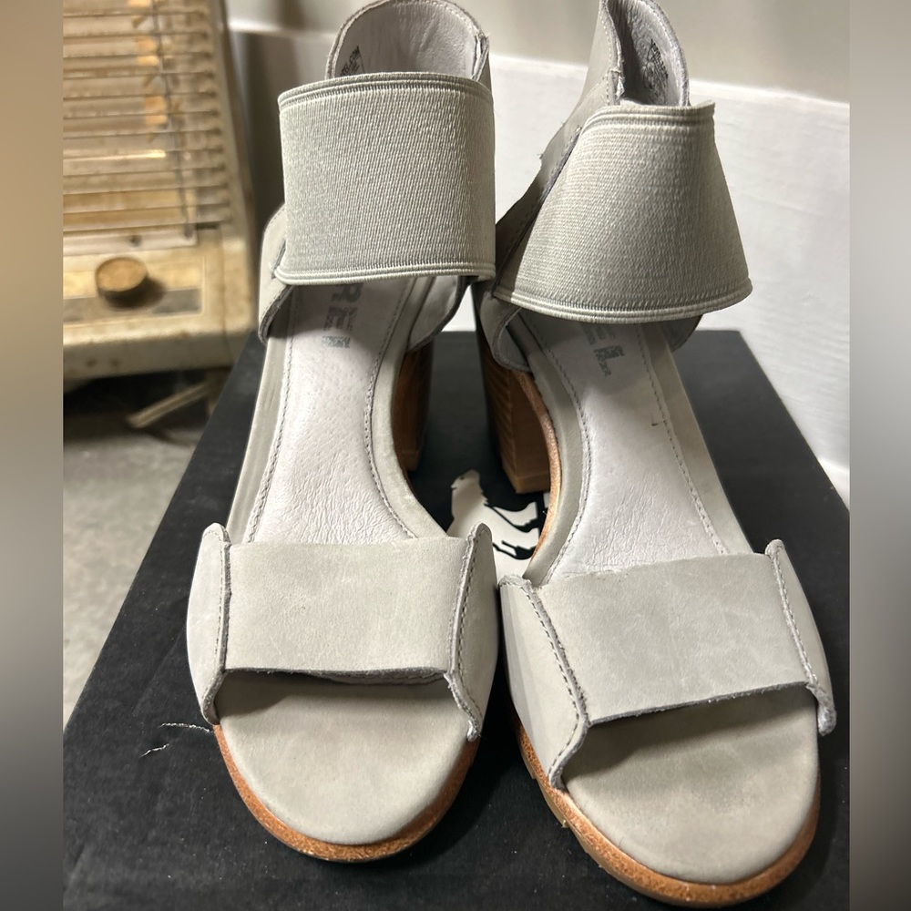 Sorrel Nadia Heel. Dove color. Size 6.